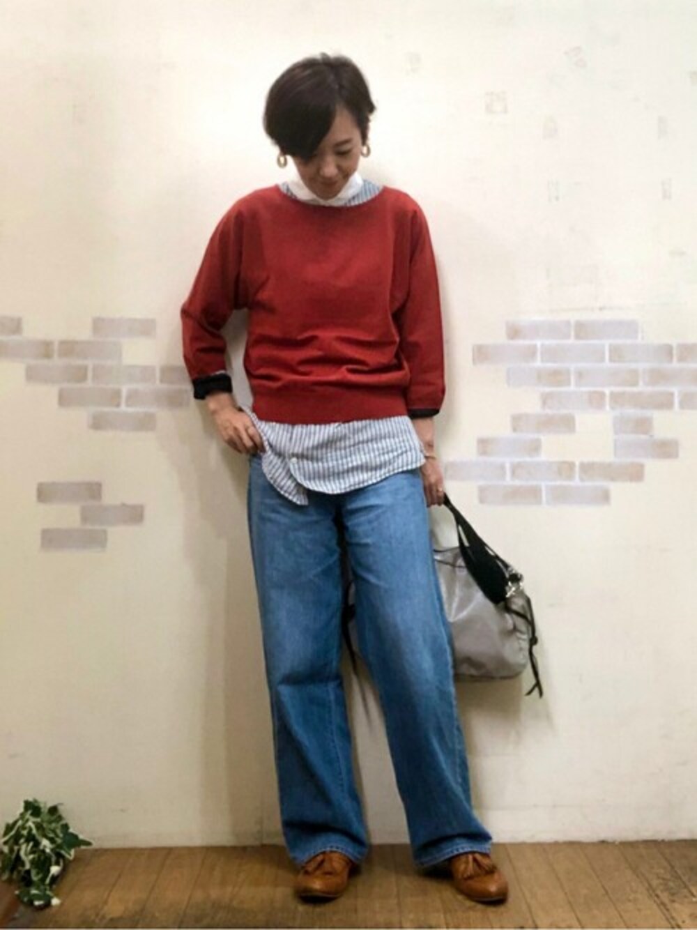 ブルー系のシャツ/ブラウス、レッド系のニット/セーター、ブルー系のその他パンツを着用したレディースの秋コーディネートの1枚目の写真