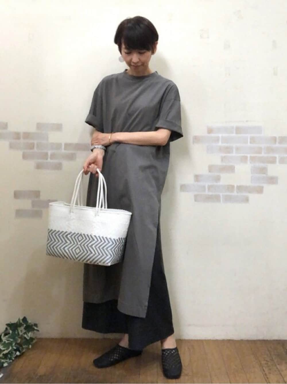「ワンピース、大人カジュアル、お出かけコーデ、オンオフ兼用、パンツスタイル、かごバッグ、モノトーンコーデ、夏コーデ、上品カジュアル、トレンドファッション」｜「human womanの■◆サイロプレミアム麻カットソーワンピース（ワンピース、グレー系）」を使った、mayumiさん（レディース・160cm）の夏コーディネートの1枚目の写真