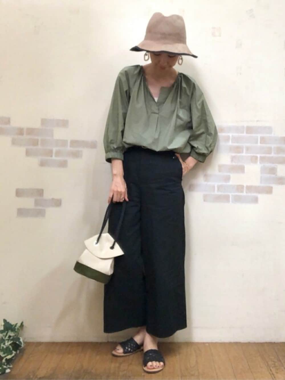 グリーン系のシャツ/ブラウス、グレー系のタンクトップ、ブラック系のその他パンツを着用したレディースの夏コーディネートの1枚目の写真