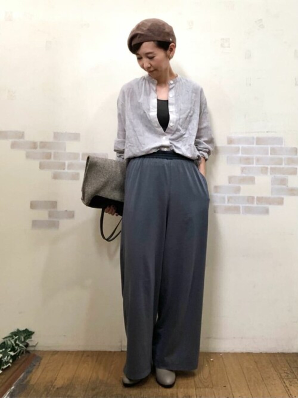 ブラウン系のシャツ/ブラウス、グレー系のタンクトップ、グレー系のその他パンツを着用したレディースの秋コーディネートの1枚目の写真