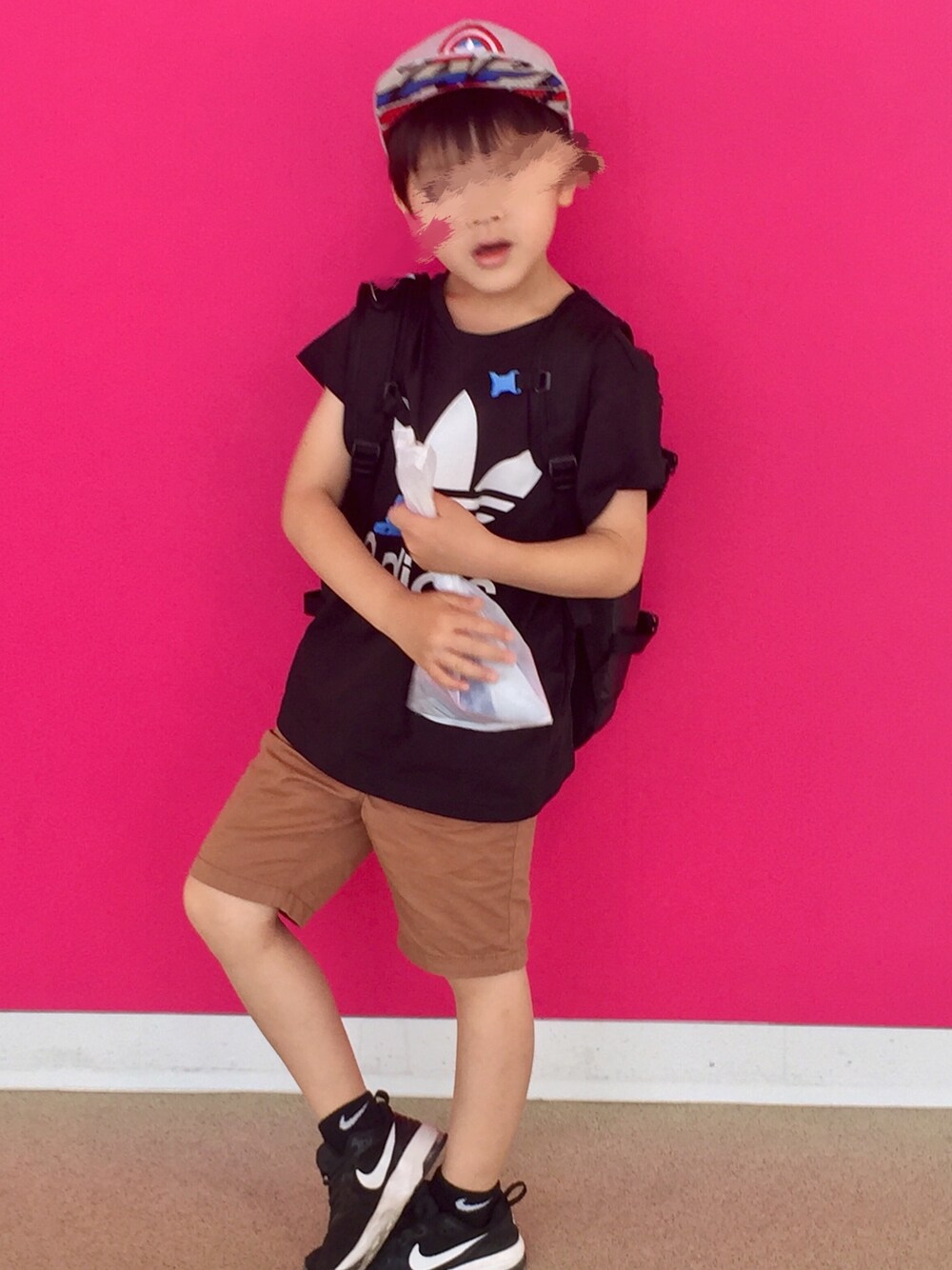 ブラック系のTシャツ/カットソー、ブラウン系のその他パンツ、ブラック系のスニーカーを着用したキッズの春コーディネートの1枚目の写真