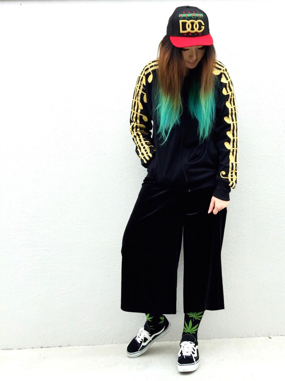 「キャップ、トラックジャケット、ジャケット、ジェレミースコット、JEREMY SCOTT、ベロアパンツ、ワイドパンツ、マリファナソックス、オールドスクール、oldskool」｜「ROCKSMITHのアイテム（キャップ、その他）」を使った、YUKiさん（レディース・170cm）の秋コーディネートの1枚目の写真