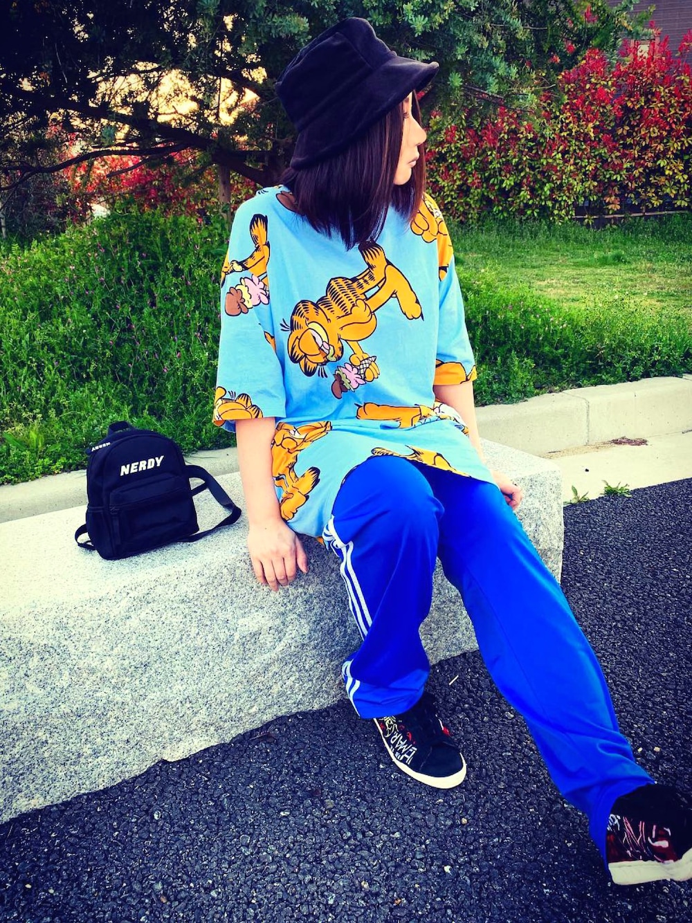 「ビッグシルエット、ビッグT、Tシャツワンピ、オーバーサイズ、トラックパンツ、ラインパンツ、スニーカー、ミニリュック、総柄、キャラクター」｜「KENZOのアイテム（ハット、ブラック系）」を使った、YUKiさん（レディース・170cm）の春コーディネートの1枚目の写真
