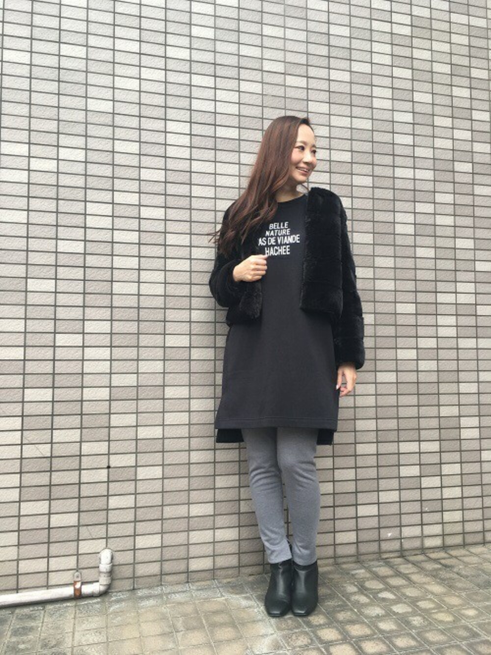 ブラック系のムートンコート、ブルー系のワンピース、グレー系のその他パンツを着用したレディースの冬コーディネートの1枚目の写真