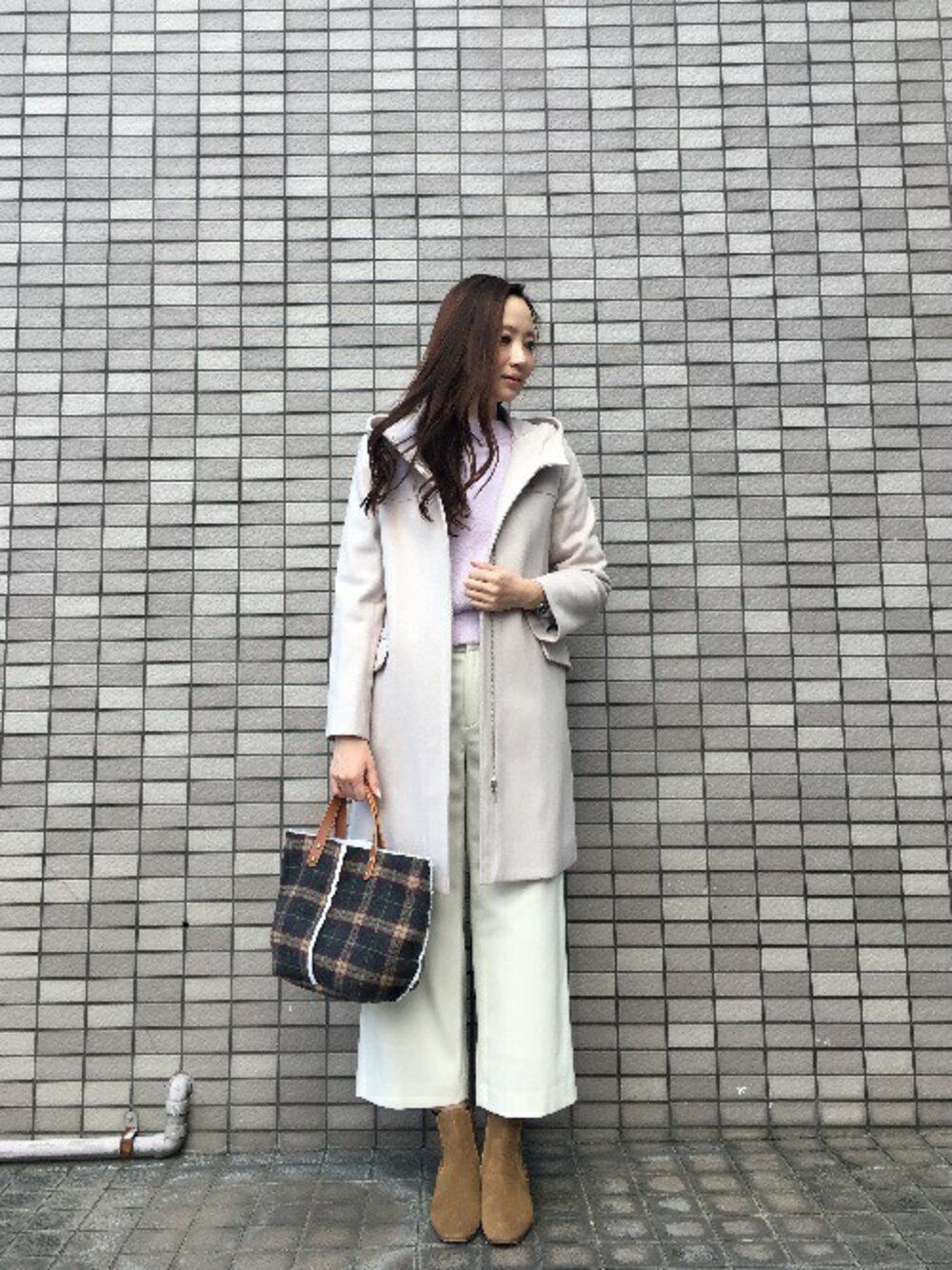 ベージュ系のダウンジャケット/コート、パープル系のニット/セーター、ホワイト系のその他パンツを着用したレディースの冬コーディネートの1枚目の写真