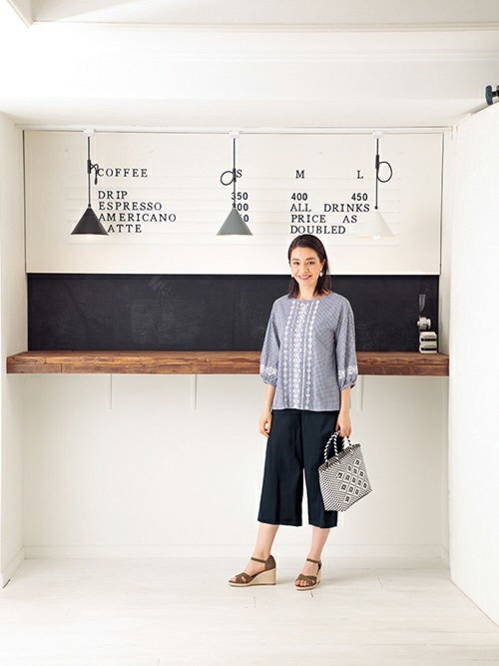 ブルー系のシャツ/ブラウス、ブルー系のその他パンツを着用したレディースの春コーディネートの1枚目の写真