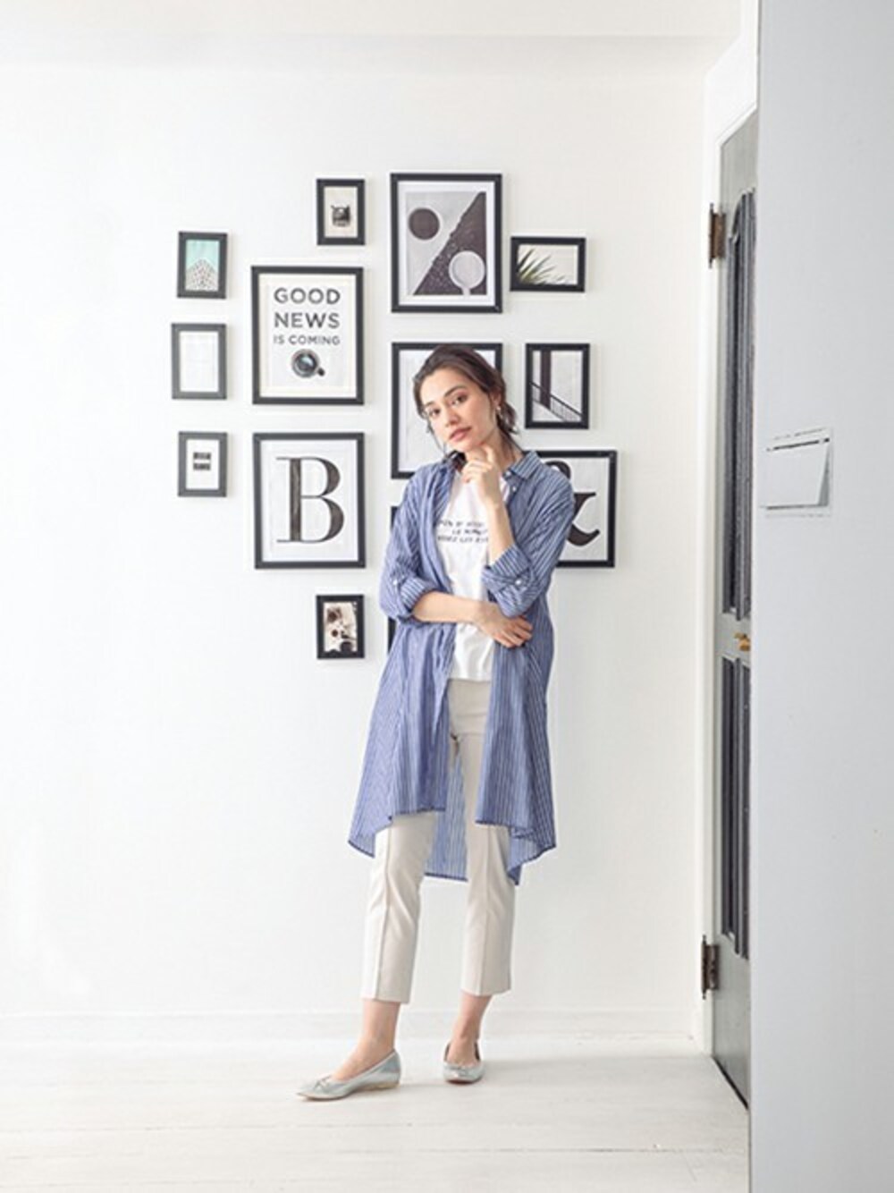 ホワイト系のTシャツ/カットソー、ブルー系のシャツワンピース、ホワイト系のその他パンツを着用したレディースの春コーディネートの1枚目の写真