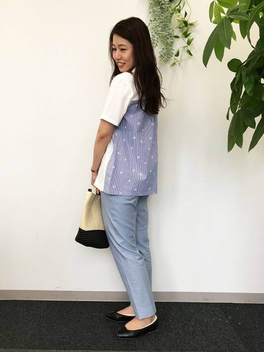 ホワイト系のTシャツ/カットソー、ブルー系のその他パンツ、ベージュ系のかごバッグを着用したレディースの夏コーディネートの1枚目の写真