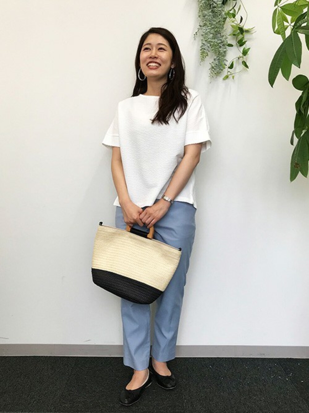 ホワイト系のTシャツ/カットソー、ブルー系のその他パンツ、ベージュ系のかごバッグを着用したレディースの夏コーディネートの1枚目の写真