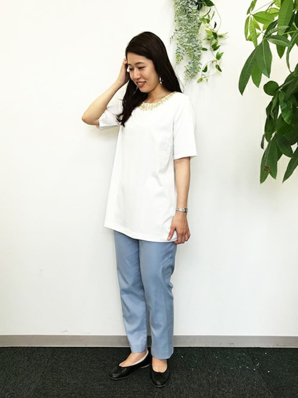 ホワイト系のTシャツ/カットソー、ブルー系のその他パンツを着用したレディースの夏コーディネートの1枚目の写真