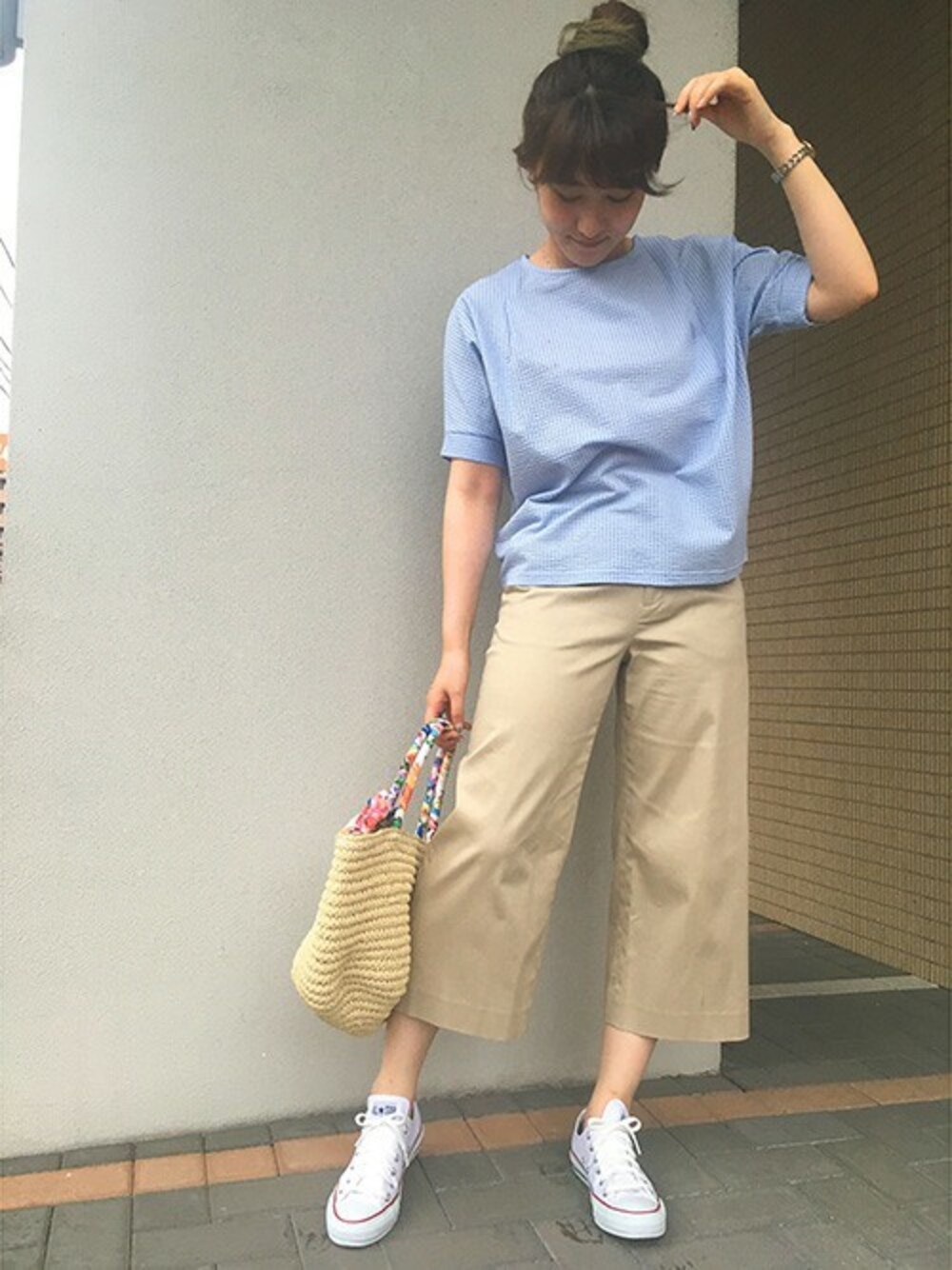 ブルー系のTシャツ/カットソー、ベージュ系のその他パンツ、ホワイト系のトートバッグを着用したレディースの夏コーディネートの1枚目の写真