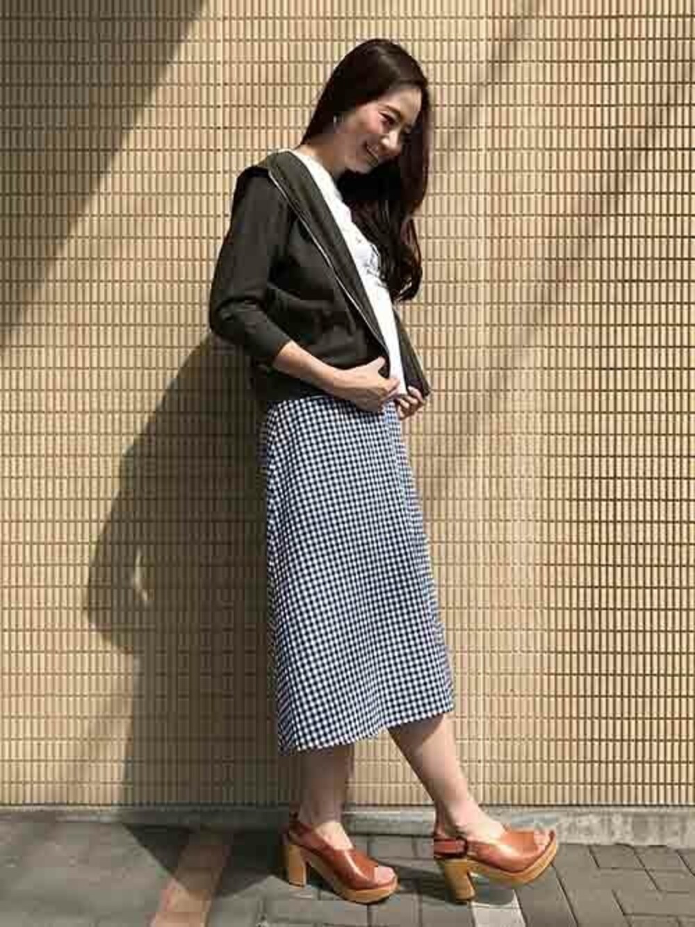 グリーン系のカーディガン/ボレロ、ホワイト系のTシャツ/カットソー、ブルー系のスカートを着用したレディースの夏コーディネートの1枚目の写真