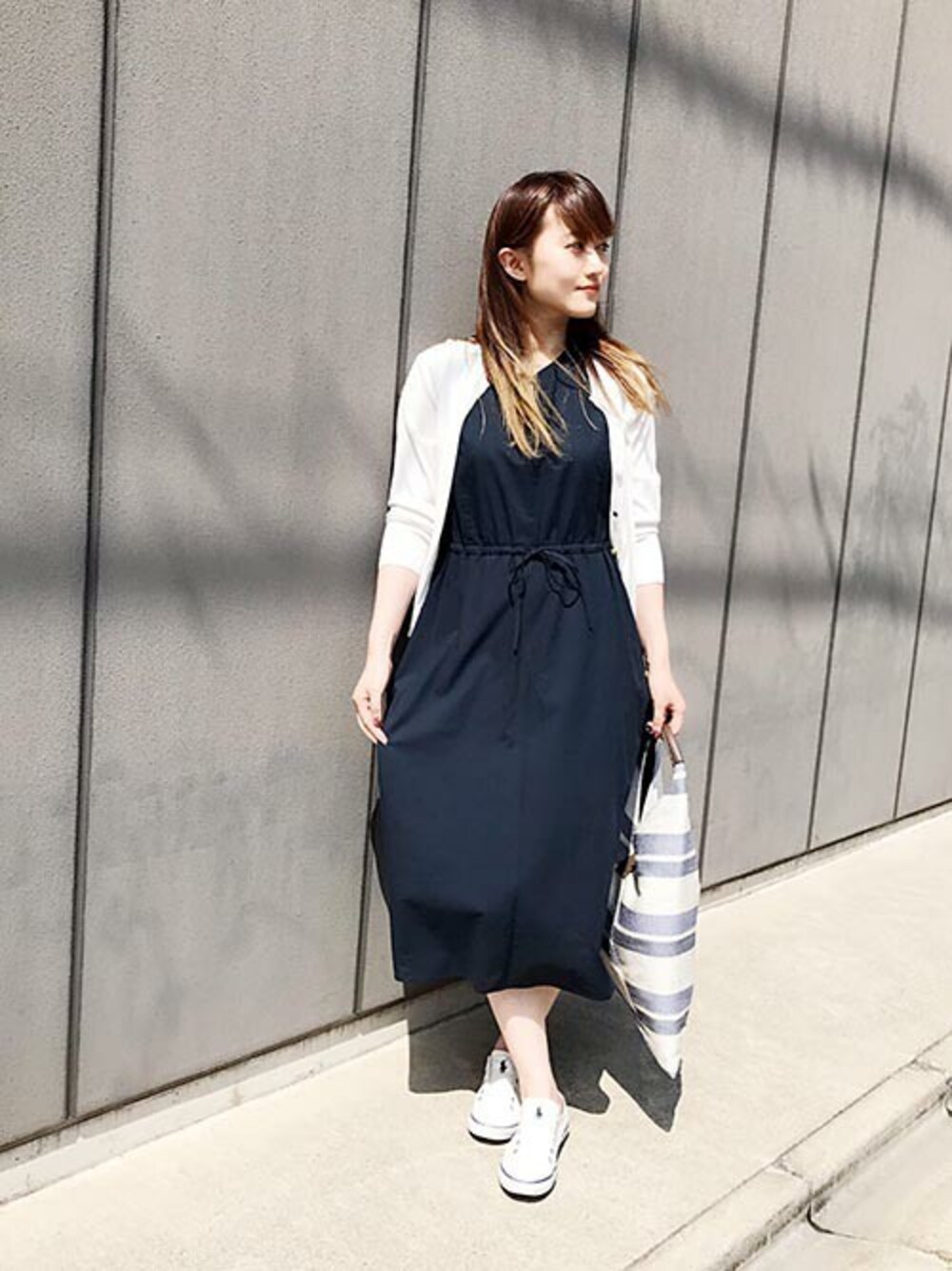 ホワイト系のカーディガン/ボレロ、ブルー系のワンピース、グレー系のトートバッグを着用したレディースの夏コーディネートの1枚目の写真