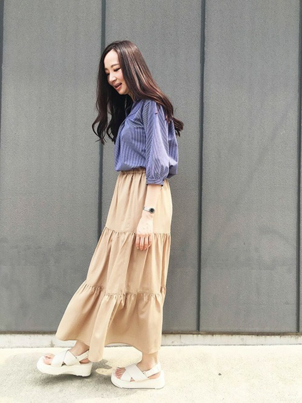ブルー系のシャツ/ブラウス、ブラウン系のスカートを着用したレディースの夏コーディネートの1枚目の写真