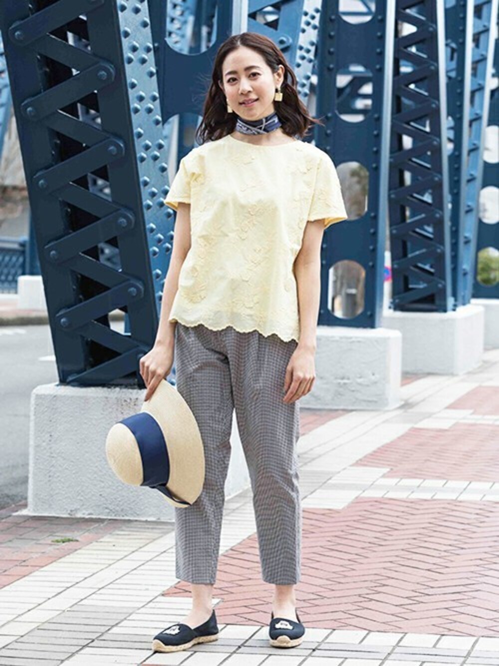 イエロー系のTシャツ/カットソー、ホワイト系のその他パンツを着用したレディースの夏コーディネートの1枚目の写真