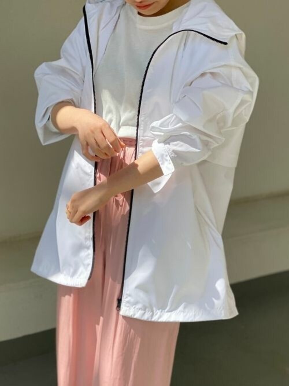 ホワイト系のナイロンジャケットを着用したレディースの春コーディネートの1枚目の写真