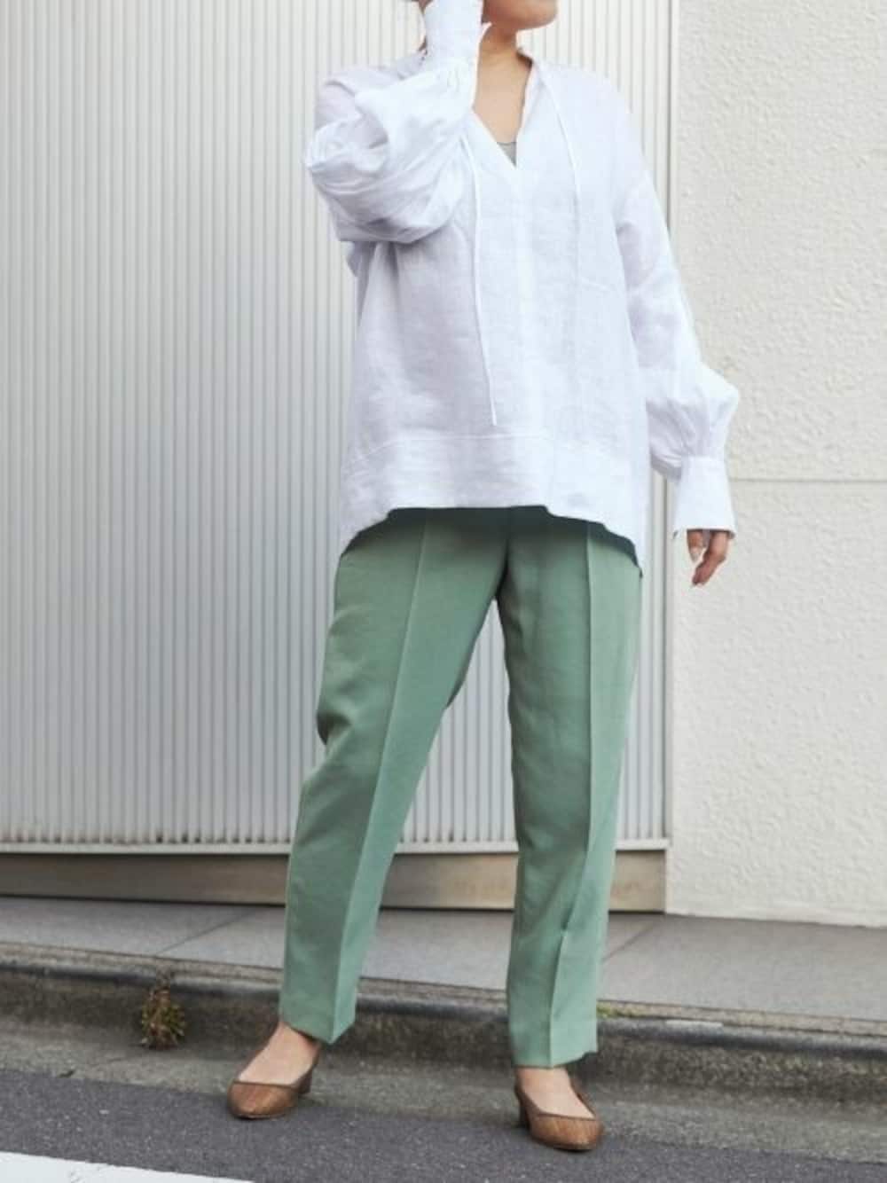 ホワイト系のシャツ/ブラウスを着用したレディースの春コーディネートの1枚目の写真