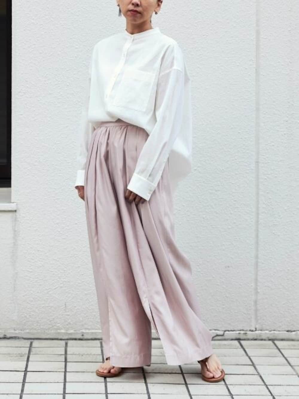 ホワイト系のシャツ/ブラウス、ピンク系のその他パンツを着用したレディースの春コーディネートの1枚目の写真