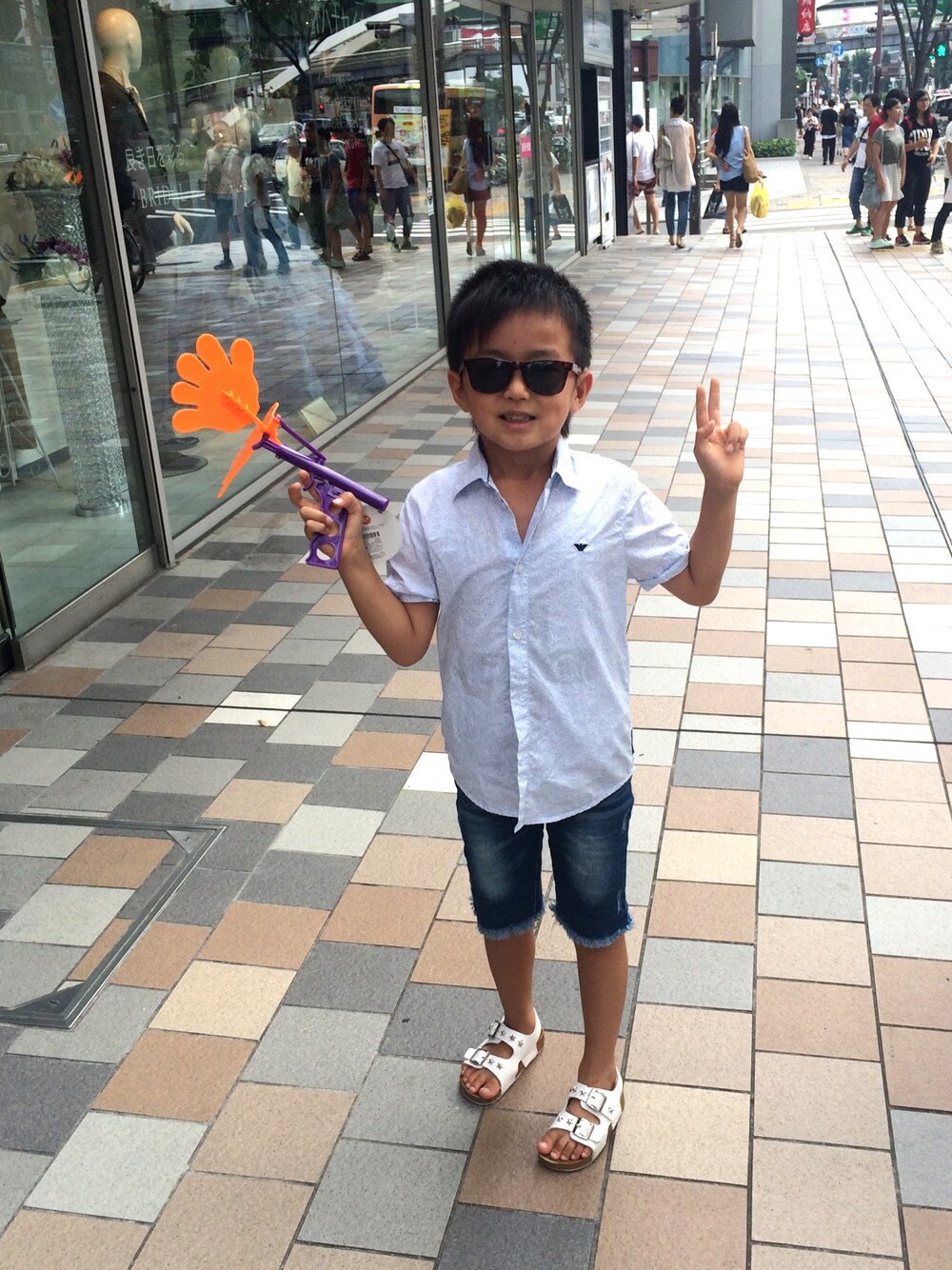 「アルマーニジュニア、男の子、男の子コーデ、フライングタイガー、サングラス、デニム」｜「ARMANI Jrのアイテム（シャツ/ブラウス、ブルー系）」を使った、rai91xxさん（キッズ・122cm）の春コーディネートの1枚目の写真