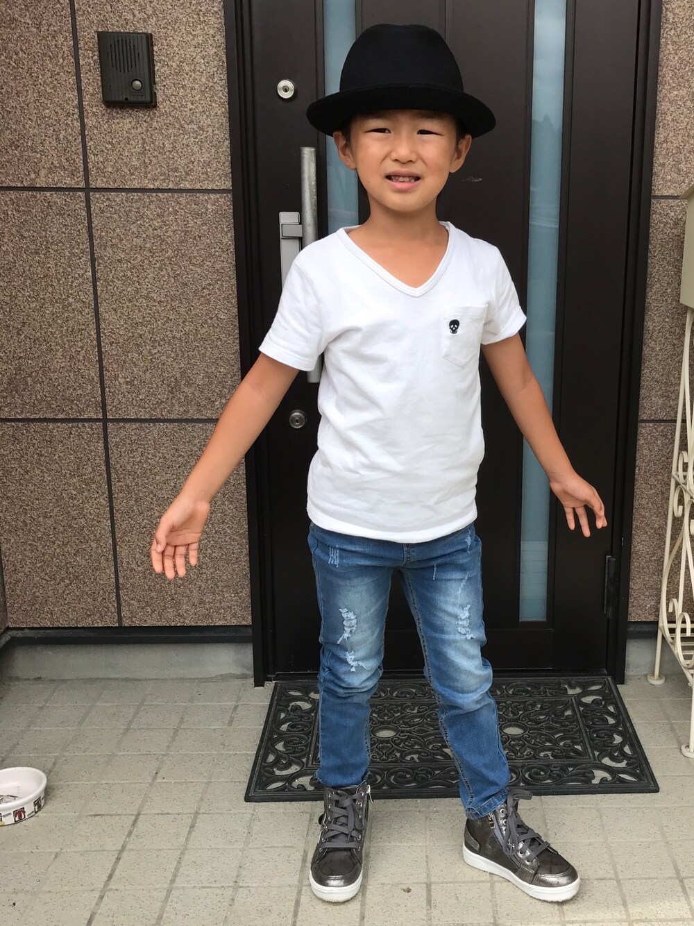 「ハット、ボルサリーノ、チャビー、チャビーギャング、韓国子供服、kidsfashion、KIDSｺｰﾃﾞ」｜「CHUBBYGANGのアイテム（Tシャツ/カットソー、ホワイト系）」を使った、rai91xxさん（キッズ・122cm）の春コーディネートの1枚目の写真