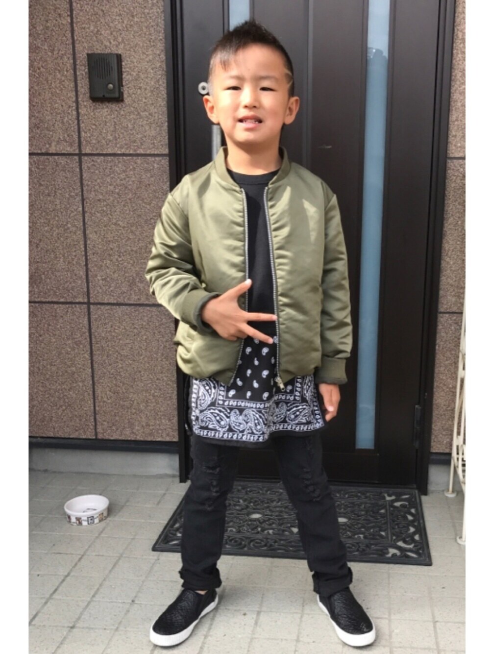 「三代目JSB、MA-1、男の子コーデ、ZARA KIDS、AZULKIDS、kidsfashion、KIDSｺｰﾃﾞ、kpop boy」｜「AZUL by moussyのアイテム（ミリタリージャケット、グリーン系）」を使った、rai91xxさん（キッズ・122cm）の春コーディネートの1枚目の写真