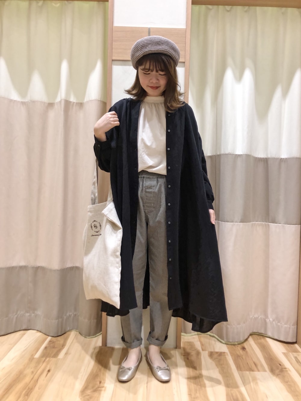 「サマンサモスモス、SM2、ブラックコーデ、大人コーデ、ナチュラル、春コーデ、新作」｜「Samansa Mos2の前開きギャザーワンピース（ワンピース、ブラック系）」を使った、あいりさん（レディース・162cm）の春コーディネートの1枚目の写真