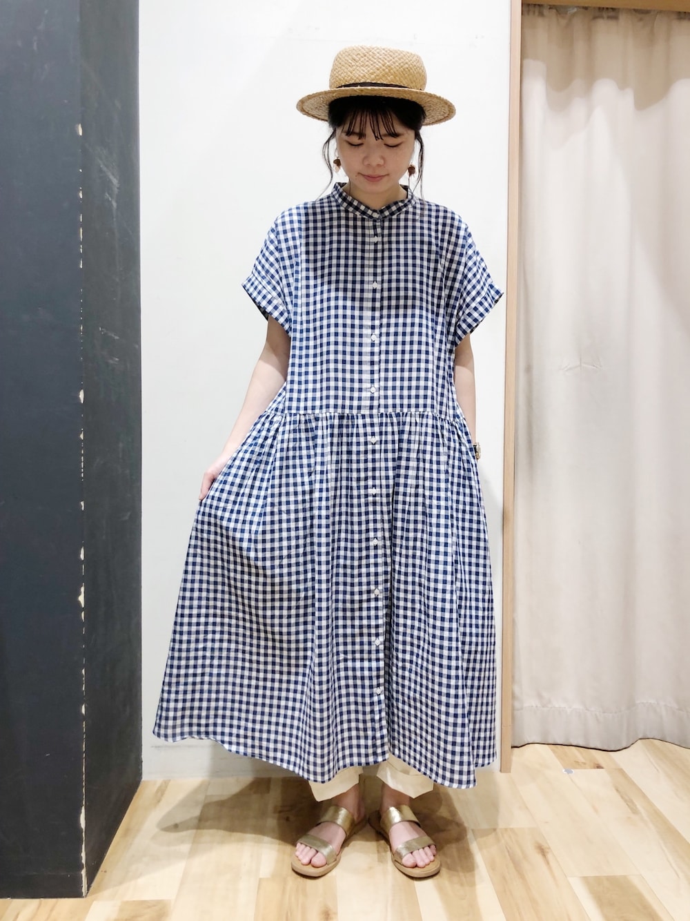 ブルー系のワンピース、ホワイト系のその他パンツ、ブラック系のハットを着用したレディースの夏コーディネートの1枚目の写真