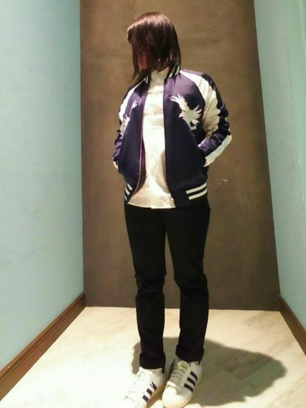 「スニーカー、スカジャン、シンプル、チノパン、adidas、春コーデ、シャツスタイル、ネイビー×ホワイト、ユニオンステーション、ジェンダーレス」｜「UNION STATIONの【2017SS商品】刺繍【ワシ】リバーシブル仕様スカジャン＆MA-1（スカジャン、ブルー系）」を使った、みったさん（レディース・158cm）の冬コーディネートの1枚目の写真