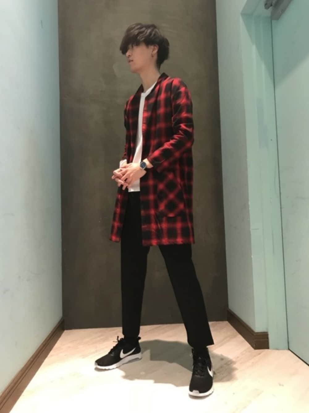 「スニーカー、NIKE、チェックシャツ、ショールカラー、ロング丈、春コーデ、ユニオンステーション、union station、NIKE AIR MAX、シャツコート」｜「UNION STATIONのスラブミジンボーダーVネックロングTシャツ（Tシャツ/カットソー、ホワイト系）」を使った、みったさん（メンズ・186cm）の冬コーディネートの1枚目の写真