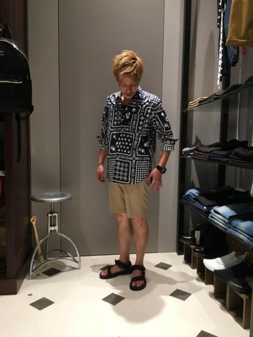 「ショートパンツ、新作、シャツスタイル、バンダナ柄、ユニオンステーション、スポーツサンダル、union station、夏秋ミックス」｜「UNION STATIONのプレーンカラーブロードバンダナ柄プリントシャツ（シャツ/ブラウス、ブルー系）」を使った、みったさん（メンズ・165cm）の夏コーディネートの1枚目の写真