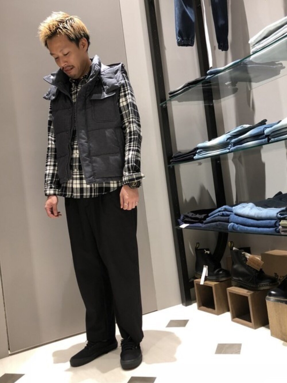 「VANS、チェックシャツ、ダウンベスト、秋のコーデ、へリンボーン、モノトーン、ユニオンステーション、union station」｜「UNION STATIONのヘリンボンテクニカルダウンベスト（ダウンベスト、グレー系）」を使った、みったさん（メンズ・165cm）の秋コーディネートの1枚目の写真