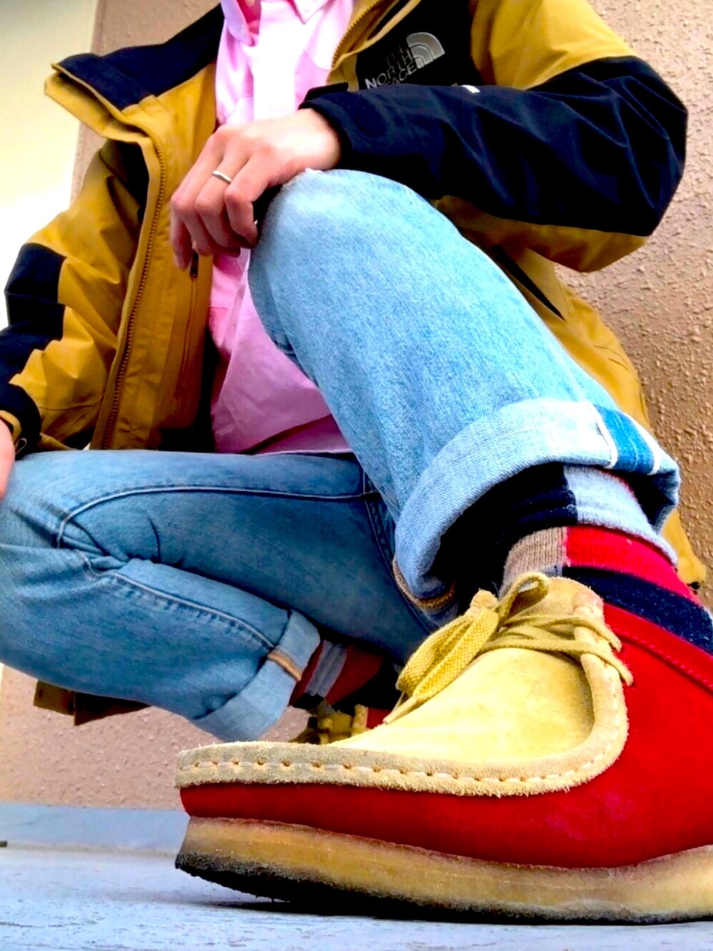 「シンプルコーデ、休日スタイル、パーカー、supreme、ノースフェイス、秋のコーデ、シンプル」｜「Clarksのアイテム（ブーツ、レッド系）」を使った、Miyaaaaさん（メンズ・177cm）の秋コーディネートの1枚目の写真