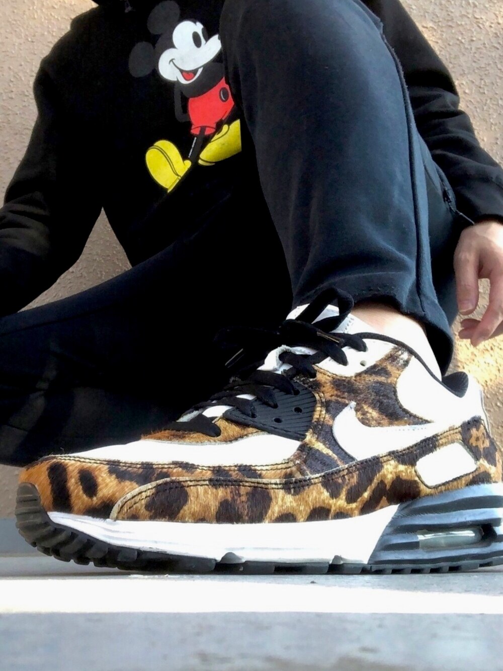 「おしゃれさんと繋がりたい、カジュアルコーデ、きれいめカジュアル、ストリートMIX、スニーカー、NIKE、supreme、パーカー、ディズニー、スニーカーコーデ」｜「Supreme のアイテム（パーカー、ブラック系）」を使った、Miyaaaaさん（メンズ・177cm）の冬コーディネートの1枚目の写真