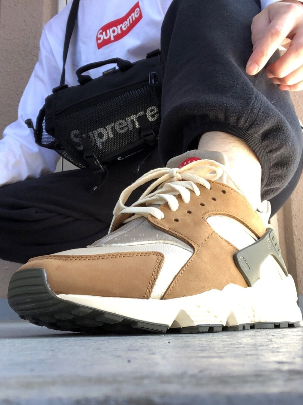 「大人カジュアル、おしゃれさんと繋がりたい、スニーカー、ラフ、ロンT、supreme、NIKE、カジュアル、ブラック、ストリート」｜「NIKEのアイテム（スニーカー、ブラウン系）」を使った、Miyaaaaさん（メンズ・177cm）の春コーディネートの1枚目の写真