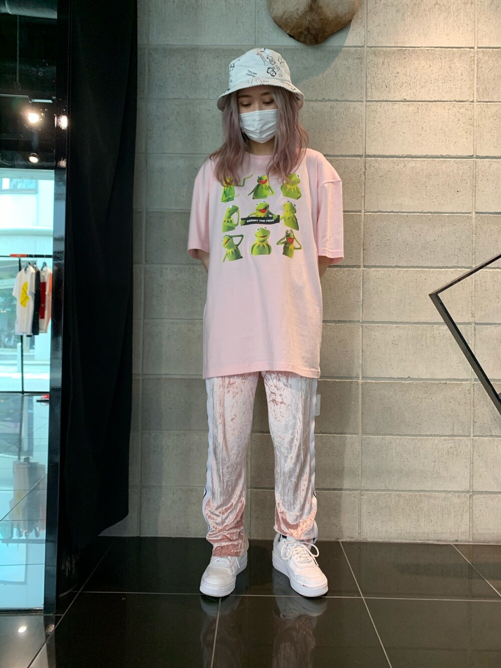 「LHP、キャラT、ピンクコーデ、LHP名古屋、カーミット」｜「WHITELANDのWHITELAND×KERMIT/ホワイトランド×カーミット/KERMIT9プリントTシャツ（Tシャツ/カットソー、ピンク系）」を使った、ゆうさん（レディース・157cm）の夏コーディネートの1枚目の写真