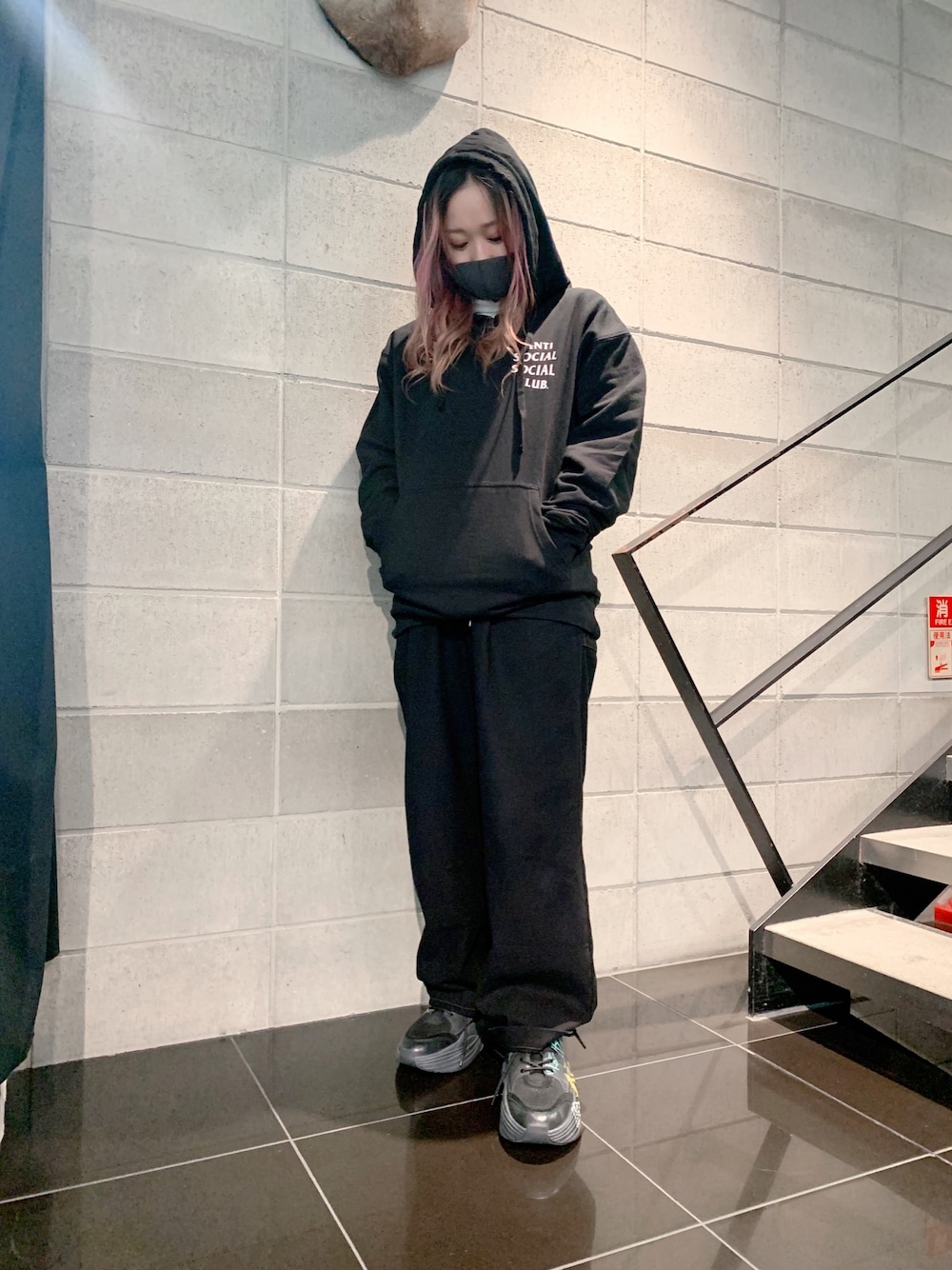 ブラック系のパーカー、ブラック系のパーカー、ブラック系のパーカーを着用したレディースの秋コーディネートの1枚目の写真