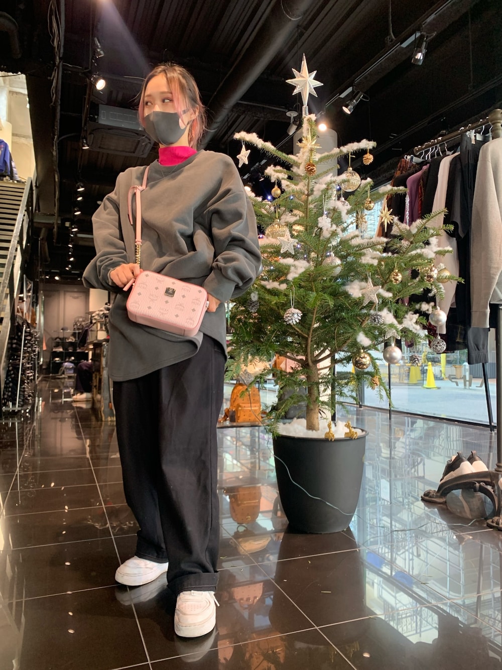 「スウェット、ピンク、LHP、オーバーサイズ、MCM、ゆったりコーデ、くすみカラー、ショルターバッグ」｜「DANKE SCHONのDankeSchon/ダンケシェーン/裏起毛ピグメントクルーネックスウェット（スウェット、ブラック系）」を使った、ゆうさん（レディース・157cm）の冬コーディネートの1枚目の写真