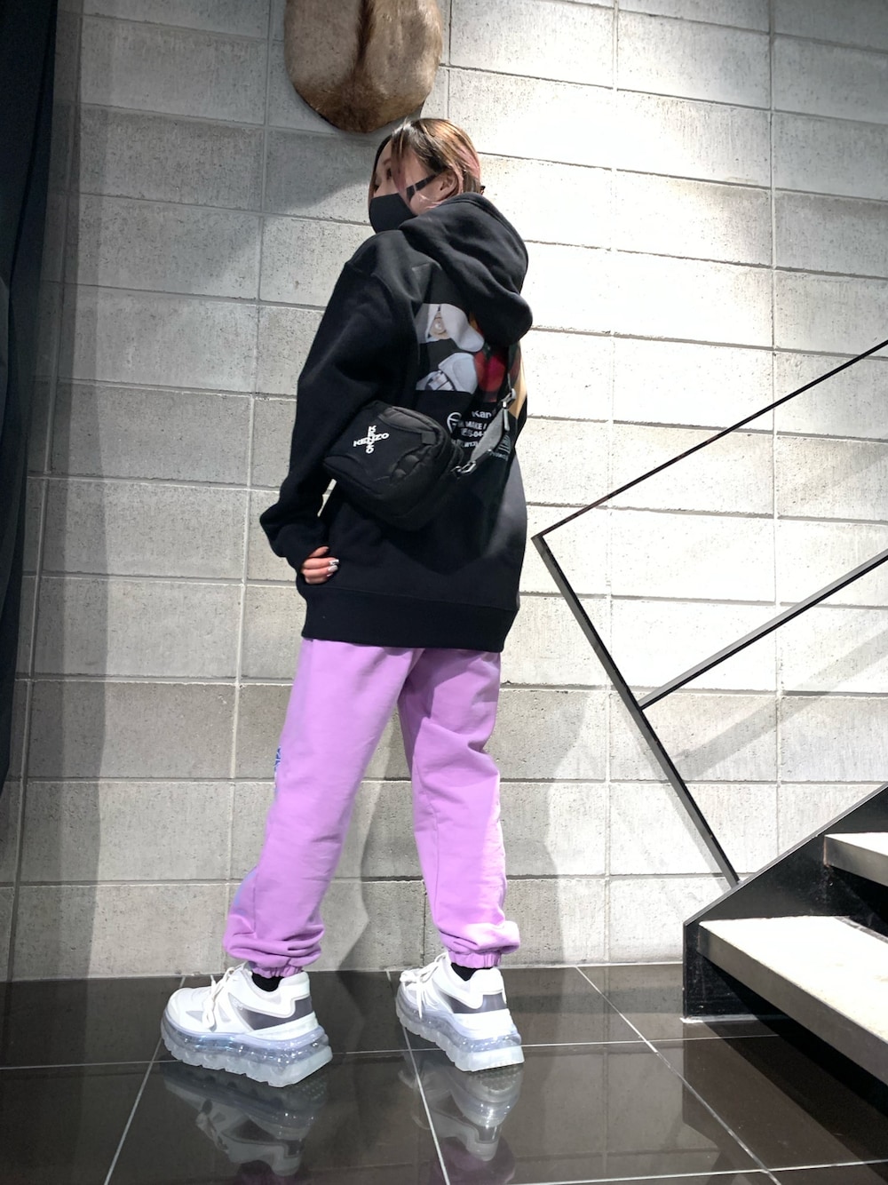 「スウェットパンツ、ビッグシルエット、KENZO、パーカー、LHP、BALENCIAGA、SHOES53045」｜「KaneZのアイテム（パーカー、ブラック系）」を使った、ゆうさん（レディース・157cm）の冬コーディネートの1枚目の写真
