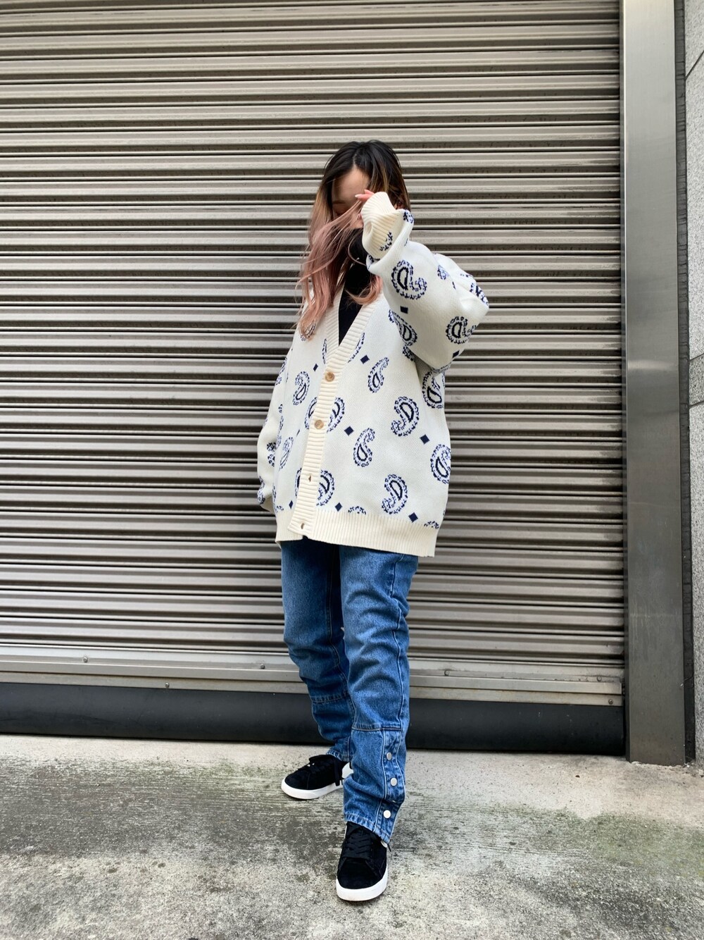 ホワイト系のカーディガン/ボレロ、ブルー系のデニムパンツ、ホワイト系のカーディガン/ボレロを着用したレディースの冬コーディネートの1枚目の写真