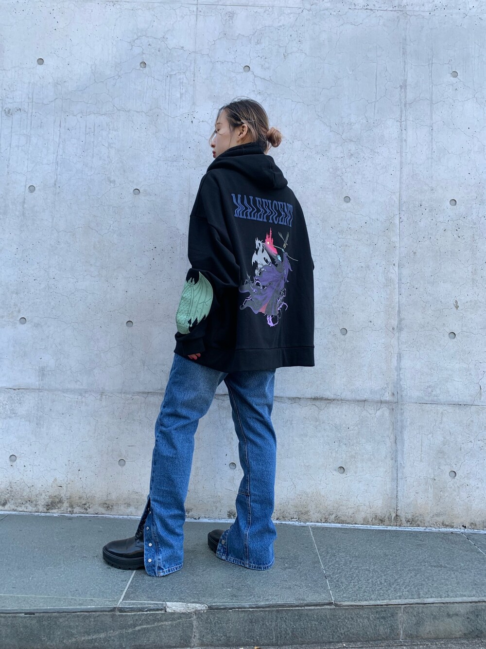 「デニム、パーカー、LHP、オーバーサイズ、デニムパンツ、disney、ディズニー、ブルーデニム、マレフィセント、いいね、save、フォローお願いします🤑」｜「DisneyのChica/チカ/マレフィセントデザインパーカー（パーカー、ブラック系）」を使った、ゆうさん（レディース・157cm）の冬コーディネートの1枚目の写真