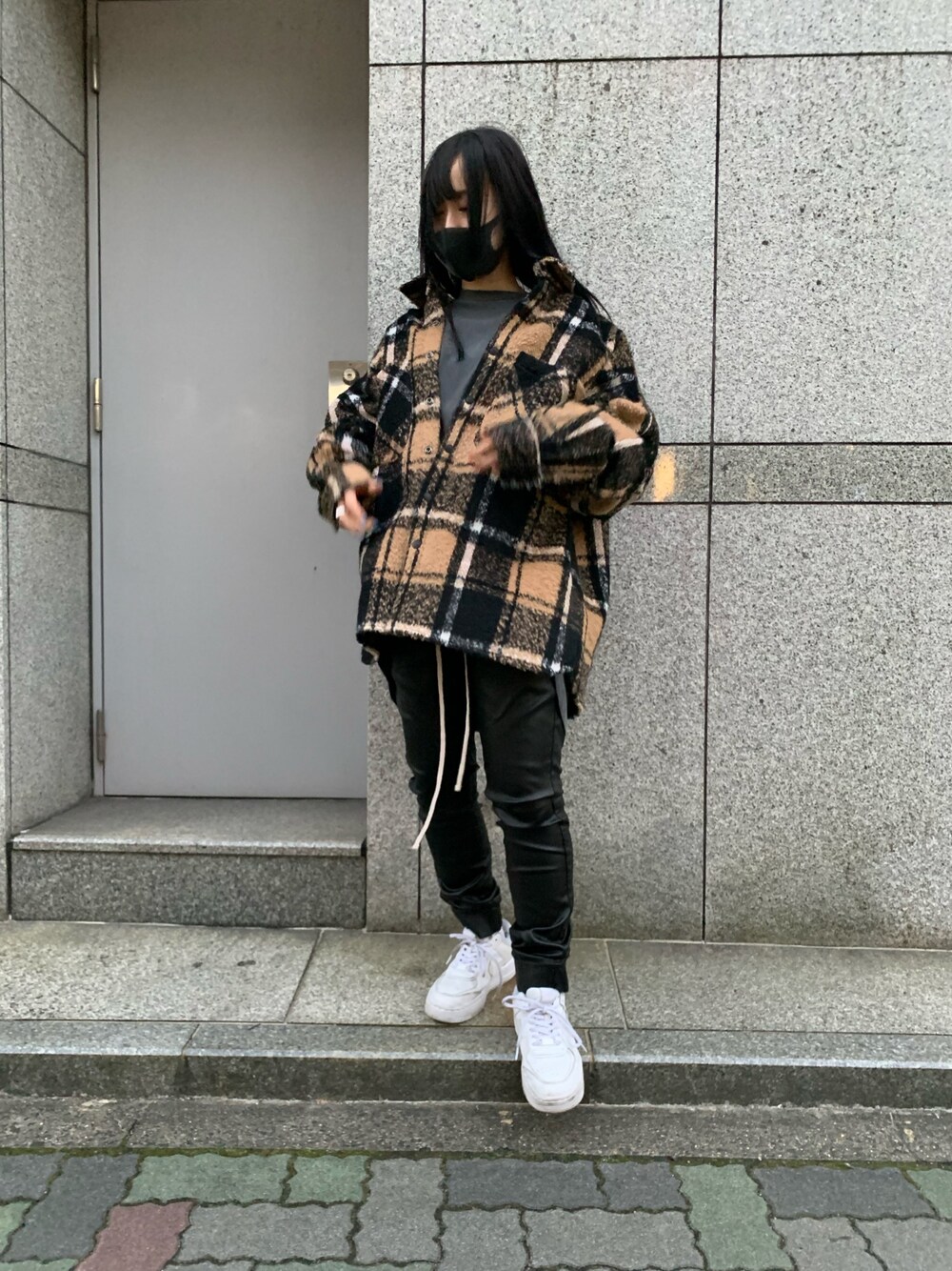 ブラック系のTシャツ/カットソー、ブラック系のその他パンツ、ブラック系のTシャツ/カットソーを着用したレディースの冬コーディネートの1枚目の写真