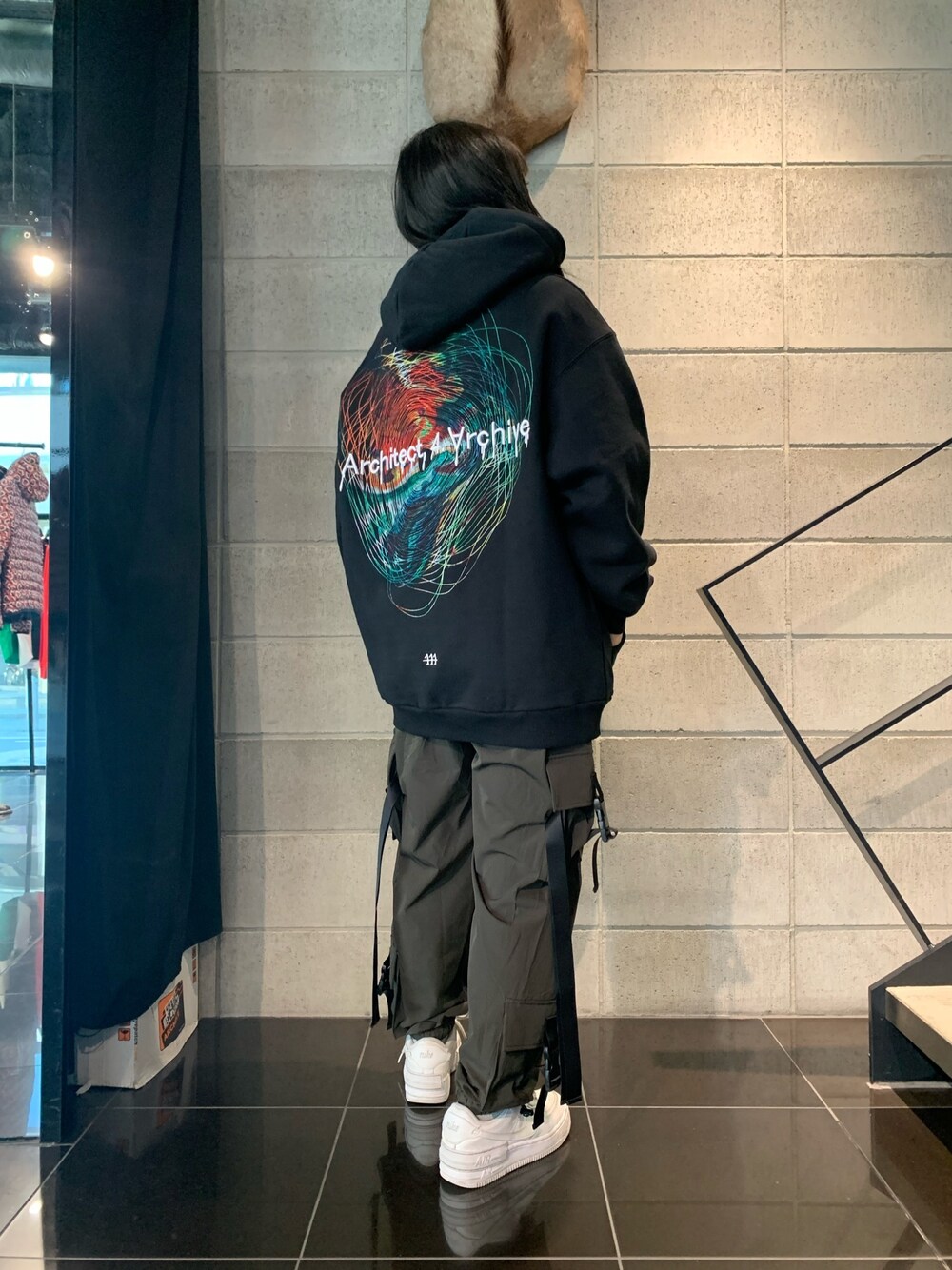 「パーカー、刺繍、LHP、オーバーサイズ、カーゴパンツ」｜「DANKE SCHONのDankeSchon/ダンケシェーン/撥水ストレッチナイロンカーゴパンツ（カーゴパンツ、グリーン系）」を使った、ゆうさん（レディース・157cm）の冬コーディネートの1枚目の写真