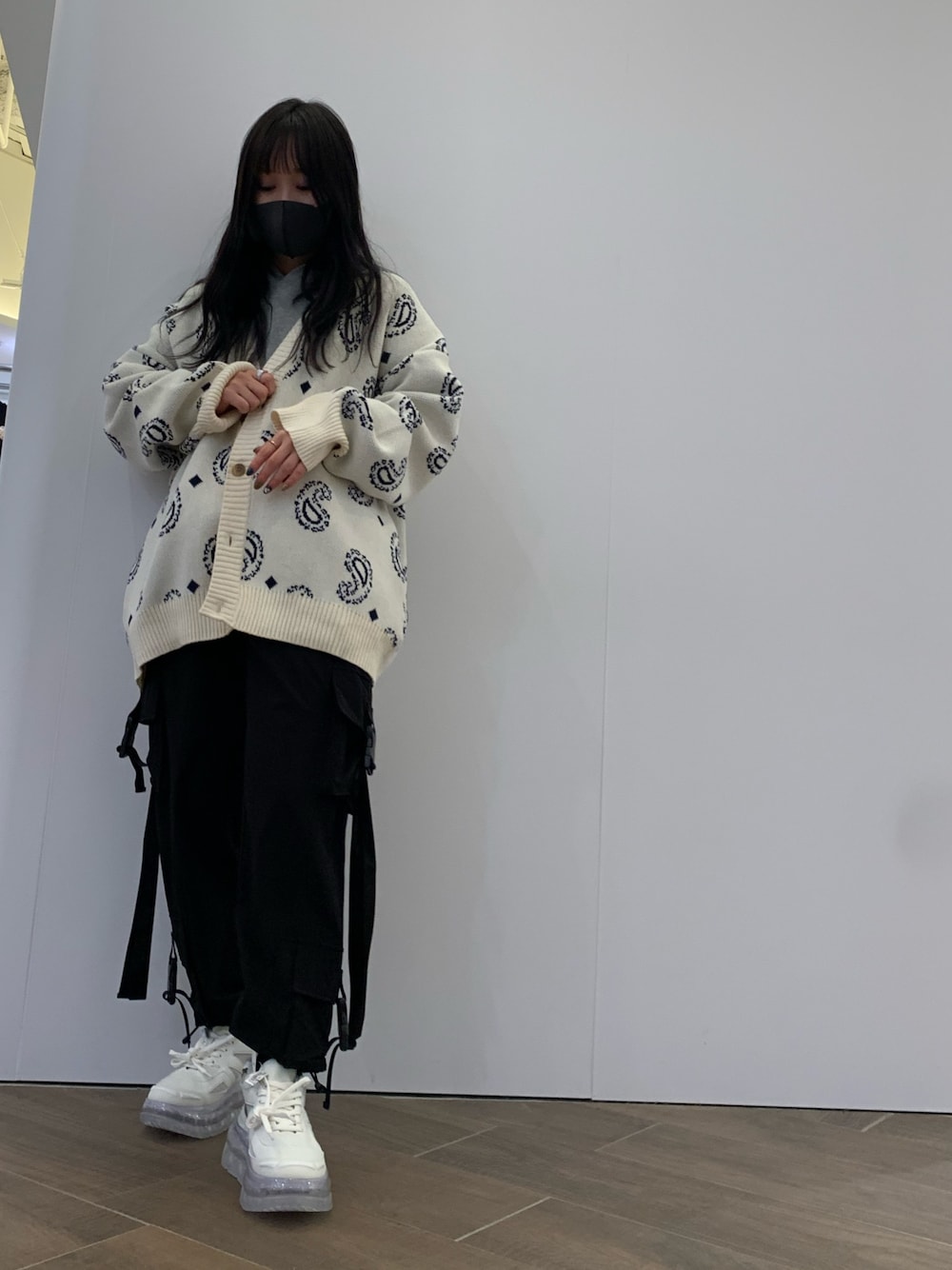 ホワイト系のカーディガン/ボレロ、ホワイト系のカーディガン/ボレロ、ホワイト系のカーディガン/ボレロを着用したレディースの冬コーディネートの1枚目の写真