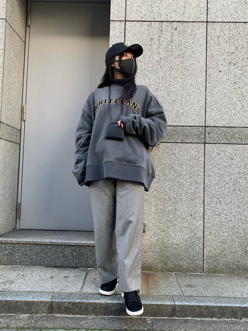 「スウェット、NIKE、グレー、ワントーンコーデ、ハイネック、LHP、モノトーン、スニーカーコーデ、JWANDERSON」｜「KaneZのKaneZ/ケインズ/FIRE CAP/ファイヤーキャップ（キャップ、ブラック系）」を使った、ゆうさん（レディース・157cm）の冬コーディネートの1枚目の写真