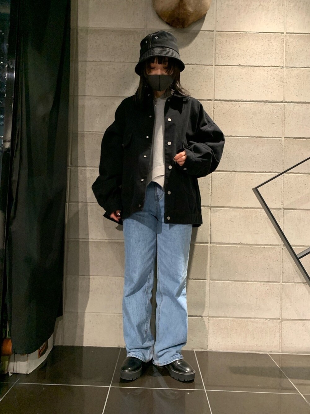 「デニムジャケット、パーカー、デニムパンツ、春コーデ、バケットハット、黒デニム、yproject、KIMHEKIM」｜「KaneZのKaneZ/ケインズ/デニムバケットハット/Distance BaketHat（ハット、ブラック系）」を使った、ゆうさん（レディース・157cm）の冬コーディネートの1枚目の写真