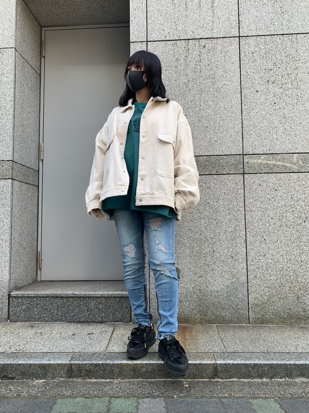 「デニムジャケット、LHP、オーバーサイズ、デニムパンツ、ホワイトデニム、スキニーデニム、春コーデ、カジュアルコーデ」｜「DANKE SCHONのDankeSchon/ダンケシェーン/DENIM COVER ALL/デニムジャケット（デニムジャケット、ホワイト系）」を使った、ゆうさん（レディース・157cm）の冬コーディネートの1枚目の写真