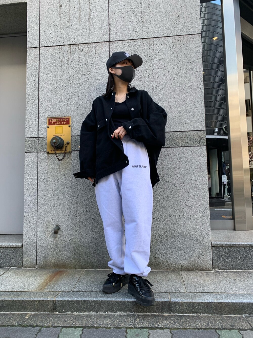 「スウェットパンツ、スウェット、シンプル、デニムジャケット、キャップ、ストリート、モノトーン、春コーデ、韓国ファッション、黒デニム」｜「BlackEyePatchのアイテム（キャップ、ブラック系）」を使った、ゆうさん（レディース・157cm）の春コーディネートの1枚目の写真