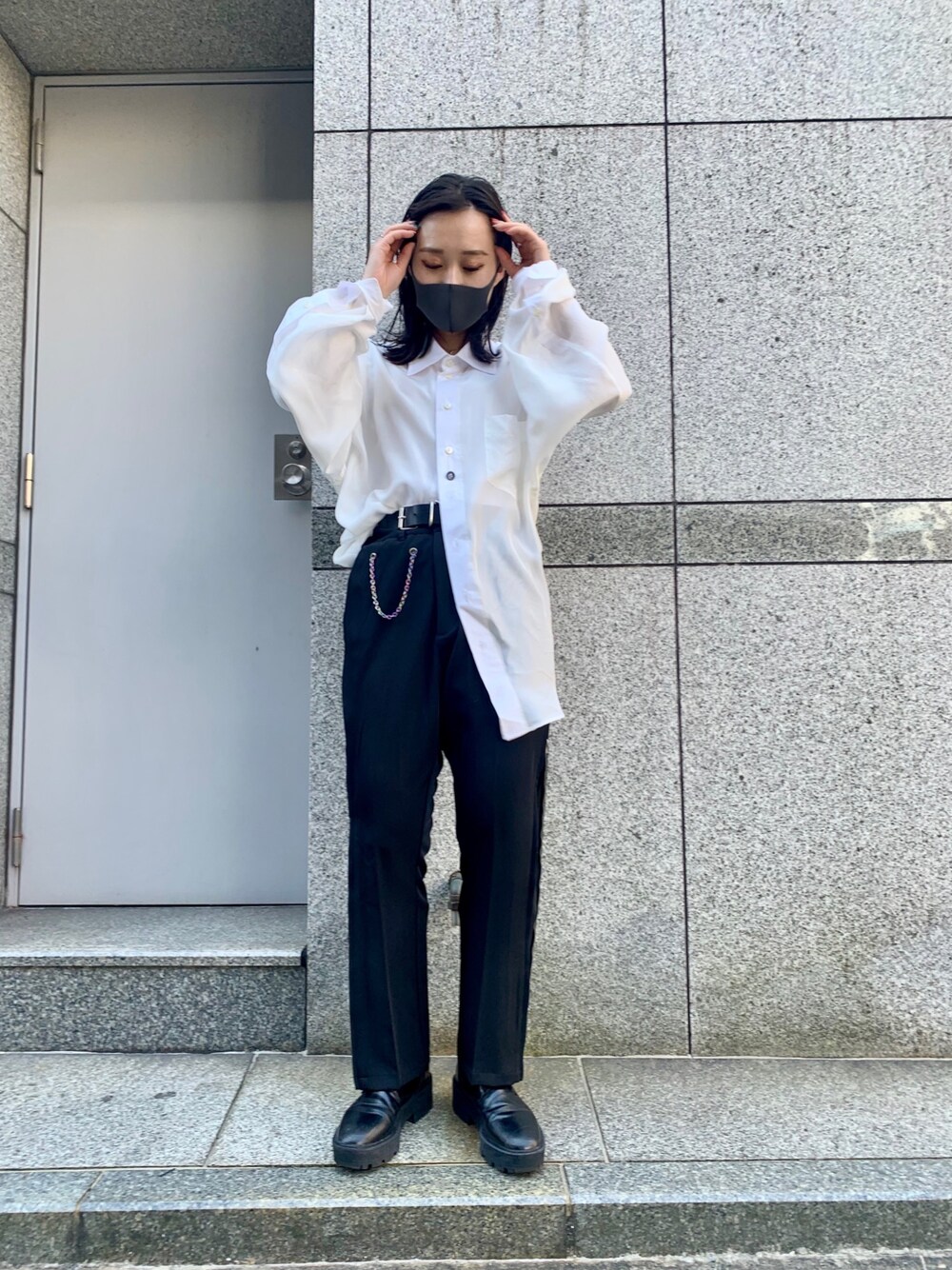 ホワイト系のシャツ/ブラウス、ブラック系のスラックス、ブラック系のその他パンツを着用したレディースの春コーディネートの1枚目の写真