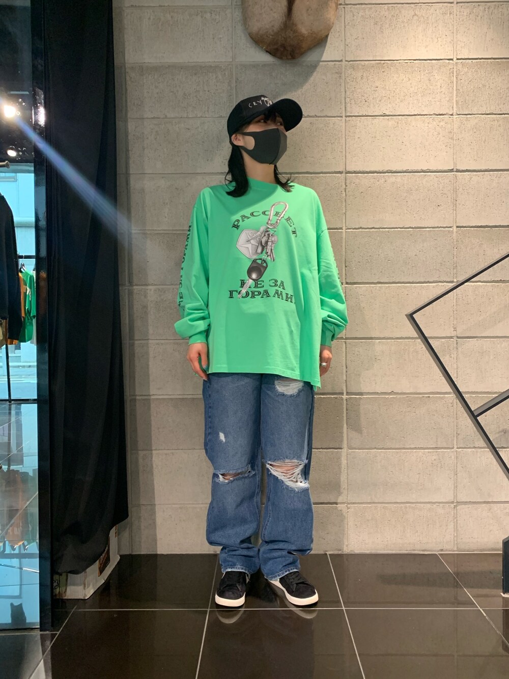 グリーン系のTシャツ/カットソー、ブルー系のデニムパンツ、ブルー系のデニムパンツを着用したレディースの春コーディネートの1枚目の写真