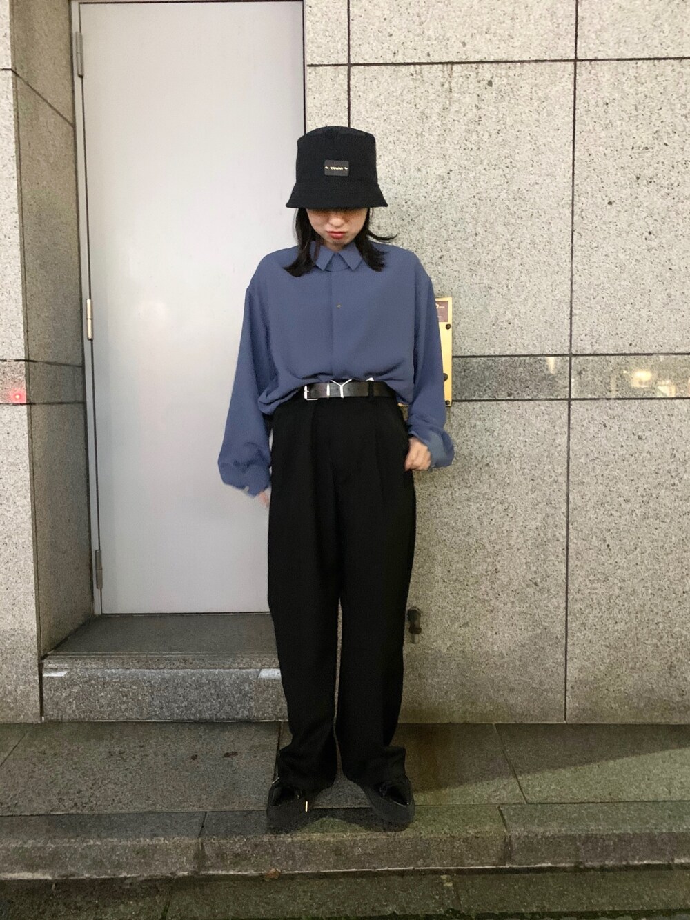 ブラック系のスラックス、ブラック系のその他パンツ、ブラック系のスラックスを着用したレディースの春コーディネートの1枚目の写真